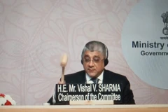 Ông Vishal V. Sharma, Đại sứ, Phái đoàn thường trực của Ấn Độ bên cạnh UNESCO, Chủ tịch Kỳ họp lần thứ 20 Ủy ban Liên chính phủ Công ước 2003 về bảo vệ di sản văn hóa phi vật thể của UNESCO gõ búa ghi danh di sản Nghề làm tranh dân gian Đông Hồ vào Danh sách di sản văn hóa phi vật thể cần bảo vệ khẩn cấp. (Ảnh: Cục Di sản văn hóa cung cấp) 