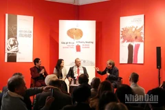 Nhà thơ Nguyễn Quang Thiều và nhà thơ Murad Sadani trò chuyện về hai tập sách với sự dẫn dắt của nhà thơ Hữu Việt. (Ảnh: KHIẾU MINH)