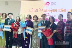 Các nhạc sĩ Hoàng Long, Hoàng Lân cùng gia đình, Tiến sĩ Lê Y Linh và Tiến sĩ Trần Việt Hoa tại buổi lễ trao tặng.