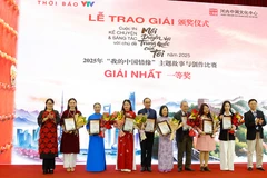 Ban tổ chức trao giải Nhất cho các tác giả dự thi.