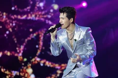 Ca sĩ Quốc Thiên trong chương trình “Noel cho tình nhân”.