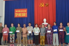 Đại diện câu lạc bộ Lữ hành Unesco Hà Nội trao quà ủng hộ người dân phường Bắc Nha Trang, Thành phố Nha Trang, tỉnh Khánh Hòa. (Ảnh: Câu lạc bộ cung cấp)