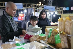 Khách hàng chọn mua sản phẩm OCOP tại một phiên chợ. (Ảnh minh họa)