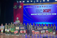 Ban tổ chức trao giải Triển vọng cho các tập thể.