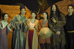 Tuấn Trần và các diễn viên quần chúng trong phim. (Ảnh: BHD)