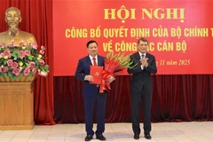 Đồng chí Lê Minh Hưng, Ủy viên Bộ Chính trị, Bí thư Trung ương Đảng, Trưởng Ban Tổ chức Trung ương trao quyết định của Bộ Chính trị, tặng hoa chúc mừng tân Bí thư Tỉnh ủy Nghệ An Nguyễn Khắc Thận.