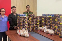 Đối tượng Trần Văn Dũng cùng tang vật tại Cơ quan Công an. (Ảnh: CÔNG AN NGHỆ AN)