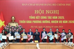 Thủ tướng Phạm Minh Chính, Bí thư Đảng ủy Chính phủ trao tặng Bằng khen cho các tập thể thuộc Đảng bộ Chính phủ.