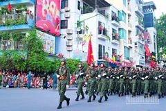 Quân đội diễu binh qua Nguyễn Thái Học. (Ảnh: BẢO LONG)