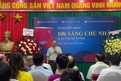 Nhà báo Tô Phán chia sẻ về cuốn sách trong buổi lễ ra mắt.
