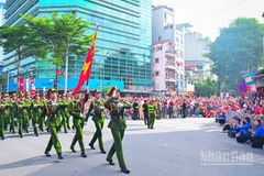 Khối các lực lượng Công an nhân dân diễu binh qua ngã tư Hai Bà Trưng-Lê Duẩn. (Ảnh: BẢO LONG)