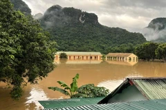 Doanh trại Tiểu đoàn huấn luyện cơ động, Bộ đội Biên phòng Nghệ An bị ngập trong nước lũ. (Ảnh chụp sáng ngày 23/7)