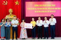 Đồng chí Phan Đình Trạc cùng các nhà hảo tâm trao quà hỗ trợ tỉnh Nghệ An khắc phục hậu quả do hoàn lưu bão số 3 gây ra.