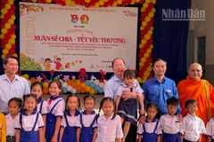 Đồng chí Nguyễn Hồ Hải (đứng giữa, đeo kính), Ủy viên Trung ương Đảng, Bí thư Tỉnh ủy Cà Mau dự Chương trình "Tết sum vầy - Xuân ơn Đảng" tại xã Vĩnh Phước.