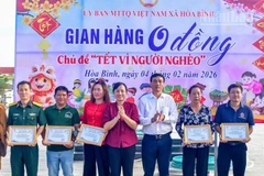 Lãnh đạo xã Hòa Bình, tỉnh Cà Mau tại buổi lễ trao quà "Tết vì người nghèo".