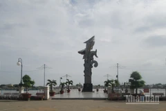 Tượng đài cá basa gần ngã ba sông Châu Đốc.