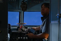 Đạo diễn Hàm Trần bên trong khoang máy bay. (Ảnh: Galaxy Studio)