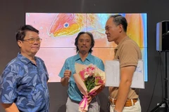 Họa sĩ Ngô Bá Hoàng (giữa) cùng các đồng nghiệp tại một Triển lãm. 