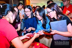 Khán giả đến dự buổi ra mắt phim “Tổ Quốc Trong Tim: The Concert Film". (Ảnh: BẢO LONG)