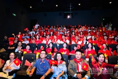 Khán giả phủ đỏ rạp chiếu phim với cờ đỏ sao vàng. (Ảnh: BẢO LONG)