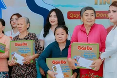 Thí sinh Hoa hậu Doanh nhân Châu Á 2025 tặng quà cho các gia đình khó khăn. (Ảnh: Ban tổ chức)
