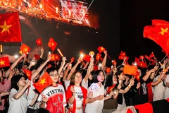 Khán giả xem phim “Tổ quốc trong tim: The Concert Film”. (Ảnh: Sun Bright)
