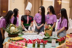 Các thí sinh học làm món ăn với đầu bếp của các nhà hàng nổi tiếng. (Ảnh: Ban tổ chức)