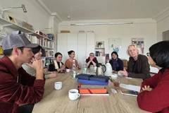 Đoàn đại biểu Nhà xuất bản Kim Đồng làm việc tại Thư viện Thanh thiếu niên Quốc tế. (Ảnh: Nhà xuất bản cung cấp)