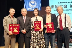 Ông Yoshiki Sato (thứ hai từ trái sang), Chủ tịch Liên hiệp các Hội UNESCO Nhật Bản cùng Lê Hữu Hiếu và Tổng đạo diễn Thu Hoài, đạo diễn Vạn Nguyễn. (Ảnh: NVCC)