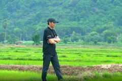 Đạo diễn, Nghệ sĩ Ưu tú Vũ Thành Vinh tại bối cảnh quay phim "Chị ngã em nâng". 