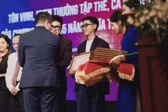 Đạo diễn trẻ Đồng Công Hiếu (người cầm bằng khen) tại buổi lễ. (Ảnh: Ban tổ chức)