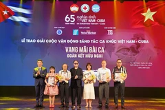 Nguyễn Trâm Anh (thứ hai từ trái sang) tại Lễ trao giải Cuộc vận động sáng tác ca khúc “Việt Nam-Cuba, vang mãi bài ca đoàn kết, hữu nghị”. (Ảnh: NVCC)