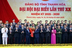 Thủ tướng Phạm Minh Chính tặng hoa chúc mừng Ban Chấp hành Đảng bộ tỉnh Thanh Hóa nhiệm kỳ 2025-2030.