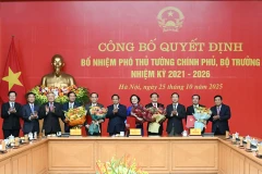 Đồng chí Phạm Minh Chính, Bí thư Đảng ủy Chính phủ, Thủ tướng Chính phủ trao quyết định bổ nhiệm Phó Thủ tướng Chính phủ, Bộ trưởng nhiệm kỳ 2021-2026.