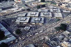 Chợ Zando rơi vào tình trạng quá tải trước khi cải tạo. Ảnh: ALAMY