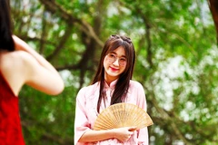 Áo dài cách tân kết hợp truyền thống và hiện đại được giới trẻ ưa chuộng.