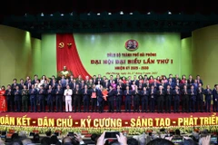 Thủ tướng Phạm Minh Chính trao Quyết định của Bộ Chính trị và tặng hoa chúc mừng Ban Chấp hành Đảng bộ thành phố Hải Phòng nhiệm kỳ 2025-2030.