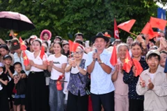Niềm vui của người dân trong ngày lễ khánh thành cầu Phong Châu mới.