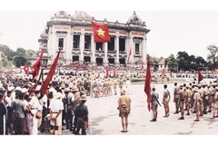 Cuộc mít-tinh trước Nhà hát lớn ngày 30/8/1945. Ảnh tư liệu phục chế màu 