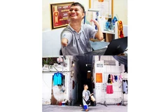 Nay Djrueng, người dân tộc J’Rai, nạn nhân chất độc da cam suýt bị chôn sống từ khi mới sinh ra. Anh không đầu hàng số phận để theo đuổi đam mê của mình. Ảnh: NGUYỄN TIẾN ANH TUẤN