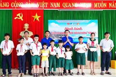 Đại diện Thành đoàn Đà Nẵng trao học bổng cho học sinh khó khăn tại xã đảo Tam Hải.
