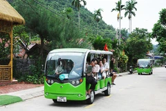 Xe điện phục vụ du khách tại đặc khu Cát Bà (Hải Phòng). Ảnh: KHIẾU MINH