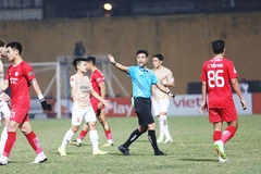 Cần chú trọng công tác bảo vệ sức khỏe và an toàn cho đội ngũ trọng tài. Ảnh: LÊ MINH