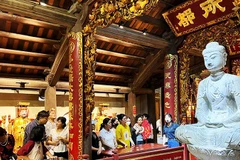 Du khách tham quan chùa Phật Tích, ngắm bảo vật quốc gia - Tượng Phật A Di Đà.