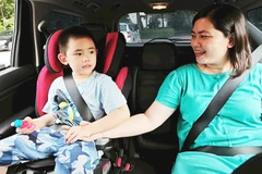 Từ ngày 1/1/2026 tới đây, trẻ em dưới 10 tuổi và chiều cao dưới 1,35 m sẽ không được ngồi cùng hàng ghế với lái xe và phải sử dụng thiết bị an toàn phù hợp.