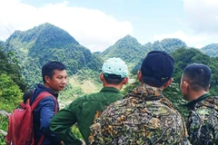 Thiếu tá Cà Văn Nghĩa (ngoài cùng bên trái) cùng đồng đội trinh sát tại “điểm nóng”.