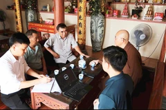 Trần Ngọc Thoan và các cộng sự thu thập tư liệu về các tăng ni tham gia kháng chiến tại chùa Liêu Thượng, xã Xuân Trường, tỉnh Ninh Bình.