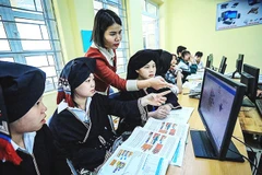 Một tiết tin học của cô và trò Trường Phổ thông Dân tộc bán trú Tiểu học và THCS Tiền Phong, xã Đà Bắc, tỉnh Phú Thọ. Ảnh: TTXVN