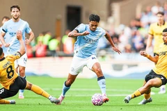 Tijjani Reijnders (giữa) “tả xung hữu đột” giữa vòng vây của các cầu thủ Wolverhampton.