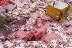 [Video] Hàng tấn bánh kẹo, thực phẩm ăn vặt không rõ nguồn gốc bị đổ bỏ tại La Phù
